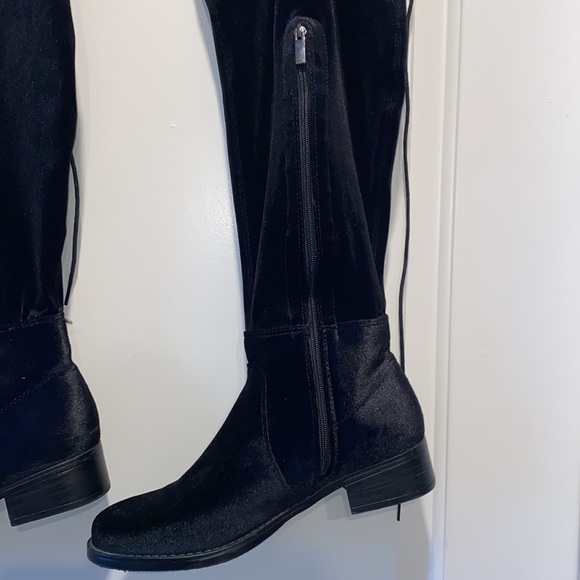 🛍️ Sleek Knee High Boots - Picture 2 of 3
